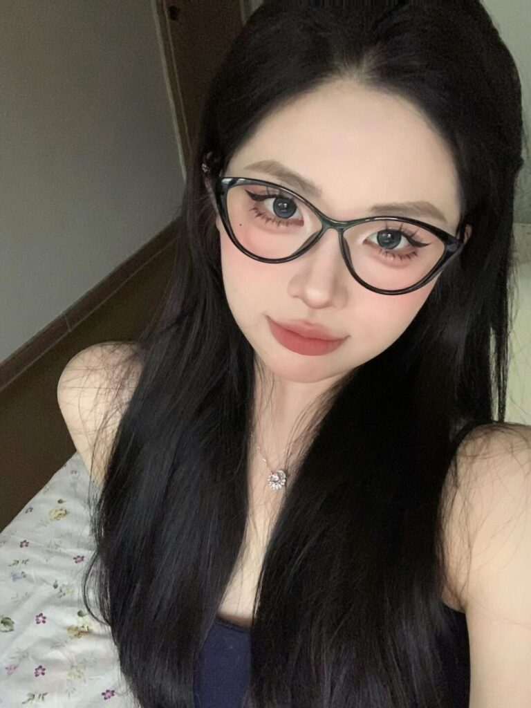 gọng kính mắt mèo mảnh hay bản to