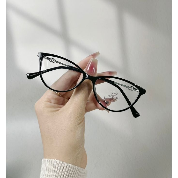 gọng kính mắt mèo mảnh hay bản to